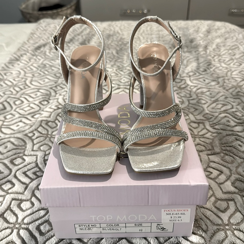 Women’s silver heels 6.5 NEW****